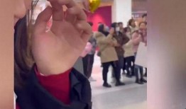 女子挤进人群吃瓜视频,现场热闹非凡
