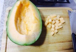 迪哥吃哈密瓜的视频,迪哥畅享哈密瓜美味时光