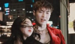 疯癫吃瓜变装视频,揭秘网络红人的另类魅力