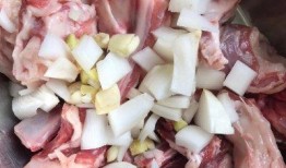 羊瓜条烤着吃怎么做的视频,美味烤食制作全过程