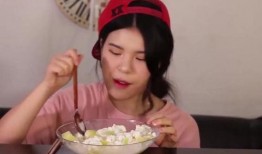 美女一个人吃哈密瓜视频