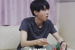 王俊凯化妆吃瓜视频大全,解锁明星日常新姿势