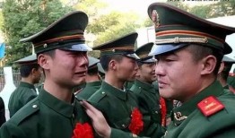 军人教练吃瓜视频大全,揭秘军营里的欢乐时光