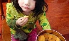 越南小女孩吃瓜事件视频,引发网友热议