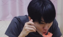 王俊凯化妆吃瓜视频大全,解锁明星日常新姿势