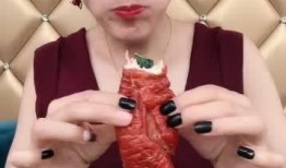 吃瓜卡住喉咙怎么办视频,吃瓜卡喉的急救方法揭秘