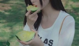 夏季美女吃瓜视频,美女吃瓜视频走红网络，清凉一夏尽享视觉盛宴