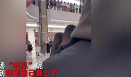 女子挤进人群吃瓜视频,现场热闹非凡