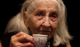 吃瓜老太婆喝稀饭视频在线观看,温馨日常瞬间走红网络