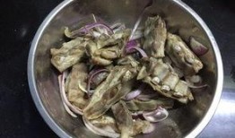 羊瓜条烤着吃怎么做的视频,美味烤食制作全过程