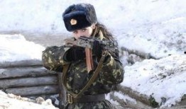 乌克兰炮弹女兵吃瓜视频,勇敢与幽默的瞬间