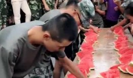 考古队吃瓜的视频,揭秘古墓中的神秘美食