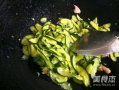 炒着吃的瓜腌制方法视频,跟随视频学习腌制技巧