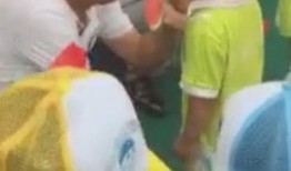 幼儿园亲子吃瓜的视频,幼儿园吃瓜视频萌态满满